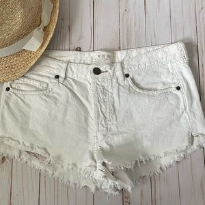WE THE FREE White Button-Fly Denim Frayed Hem Shorts with Exposed Pockets 28